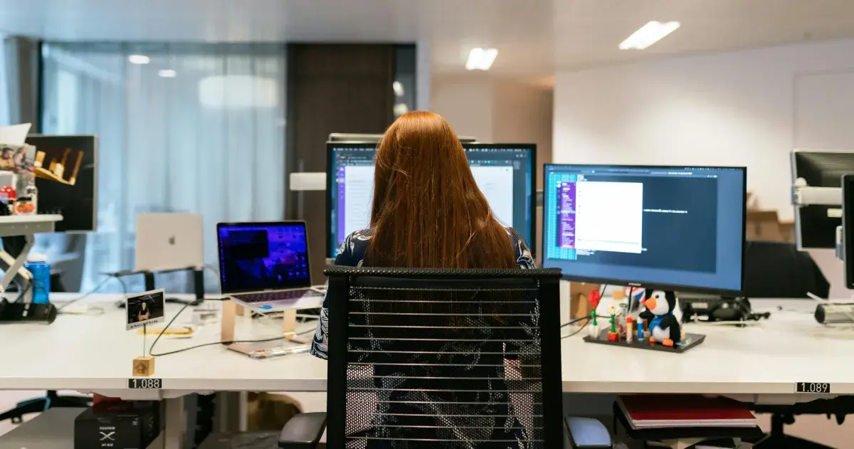 Chica programadora con un portátil lleno de pegatinas