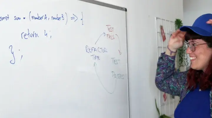 Formadora explicando TDD en una pizarra