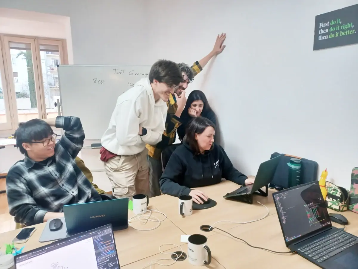 Equipo de developers junior trabajando juntas/os en un portátil